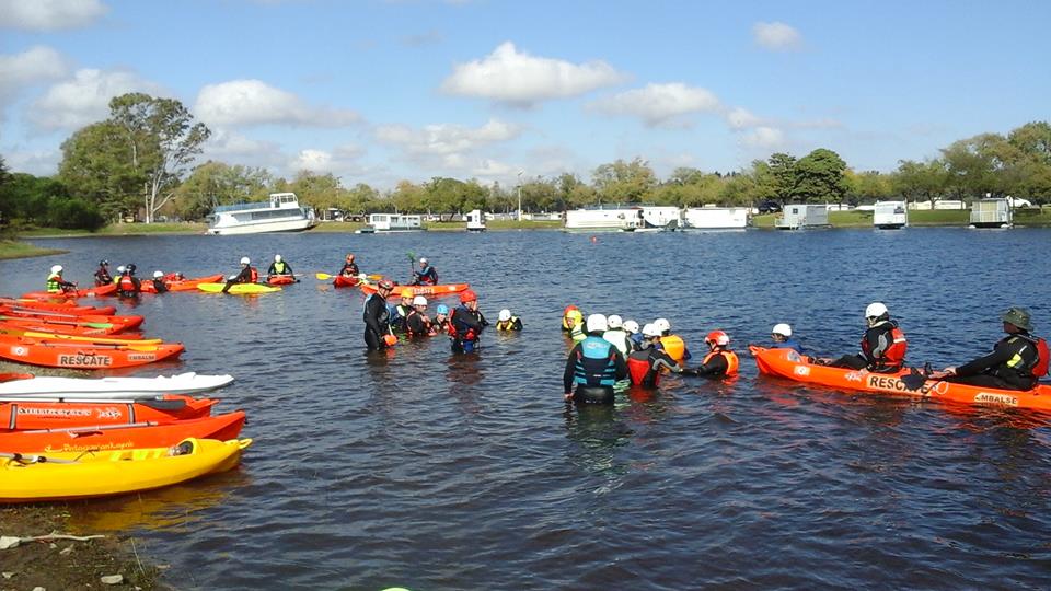 Curso de formación de monitores de rescate acuático con kayak